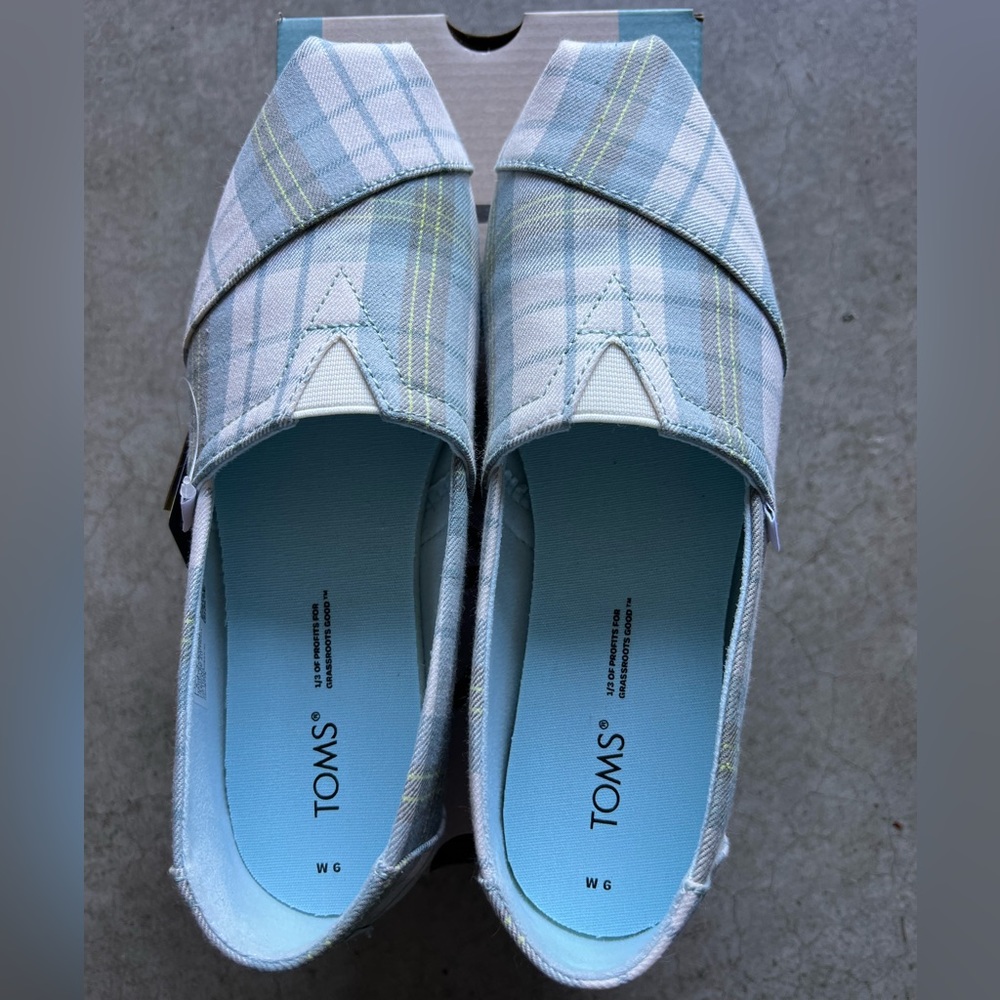 TOMS canvas slip on